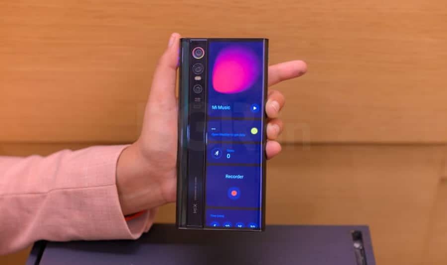 Xiaomi ला रही 'अनोखा' फोल्डेबल फोन, मिलेगा अंडर-डिस्प्ले बैक कैमरा सेटअप Rear-display widgets