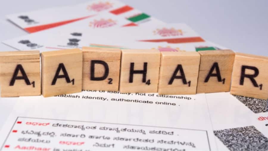 Aadhaar Card से कौन सा मोबाइल नंबर और ईमेल आईडी है लिंक? घर बैठे ऐसे लगाएं पता aadhaar card