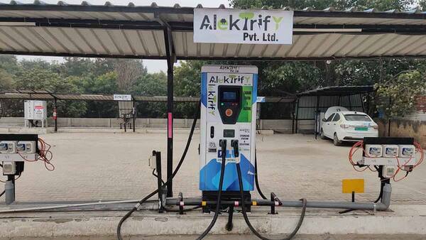 GFF 2023: NPCI का बड़ा फैसला, अब EV स्टेशन पर FASTag से हो जाएगा पेमेंट EV charging station
