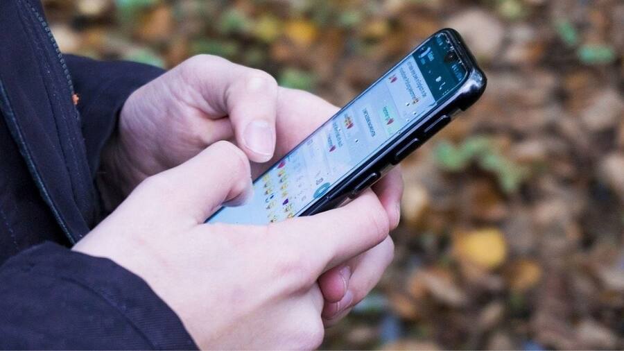 स्मार्टफोन की होम स्क्रीन को बनाएं मजेदार, ऐसे सेट करें इमोजी वॉलपेपर smartphone use