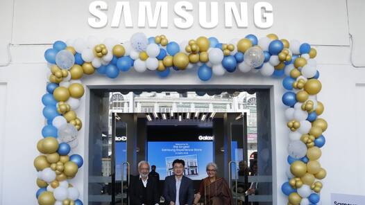 Samsung inaugurates its largest experience store in New Delhi: Check major offers here