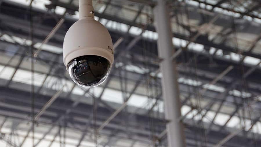 Hidden Camera Alert! होटल रूम में छिपा हो सकता है कैमरा, इस तरीके से लगाएं पता camera