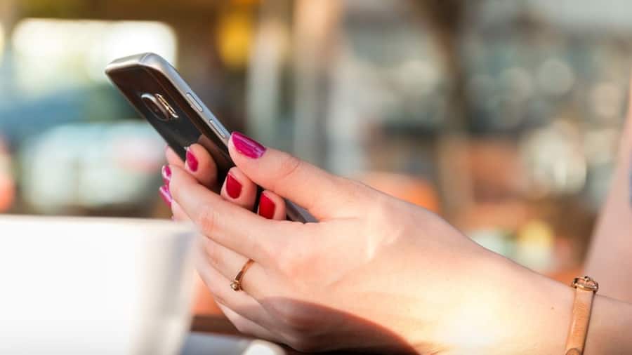 गलत UPI ID में भेज दिए पैसे? जानें कैसे ले सकते हैं रिफंड phone (1)
