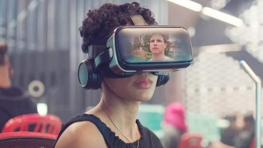 Apple इस साल ला सकता है AR/VR हैडसेट, घर बैठे कराएगा समुंदर की सैर Samsung VR Hadset