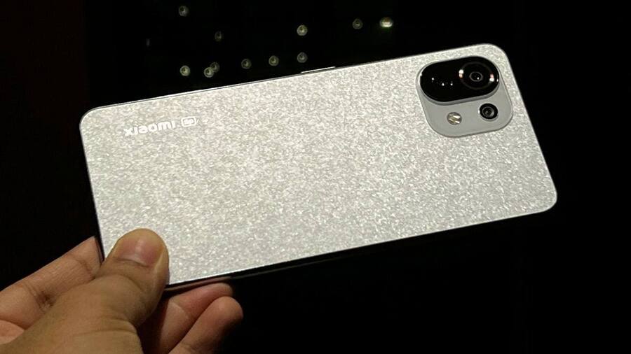 Xiaomi 11 Lite NE 5G में हुआ ब्लास्ट, फोन इस्तेमाल करते समय कभी न करें ये गलती Xiaomi-11-Lite-NE-5G-1