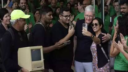 भारत के पहले Apple Store के लॉन्च पर टिम कुक को मिला ऐसा गिफ्ट, खुशी से हुए भावुक
