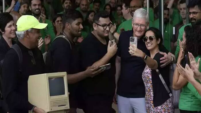 Apple-Store-Tim-Cook-Gift