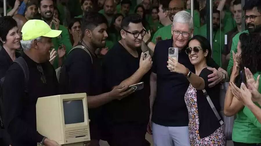 भारत के पहले Apple Store के लॉन्च पर टिम कुक को मिला ऐसा गिफ्ट, खुशी से हुए भावुक Apple-Store-Tim-Cook-Gift