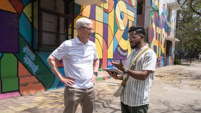 Delhi Apple Store लॉन्चिंग से पहले दिल्ली की सैर करते दिखे Tim Cook, देखें तस्वीरें