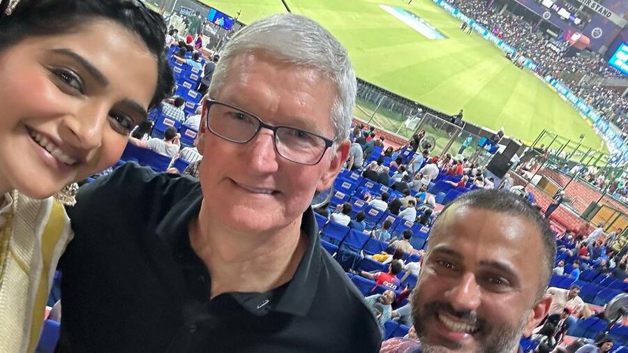 Apple CEO Tim Cook पर चढ़ा IPL का 'जादू', DC vs KKR का मैच देखने पहुंचे स्टेडियम Tim-Cook-IPL