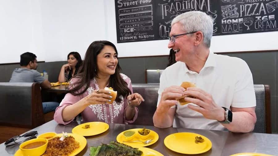 Apple CEO Tim Cook relishes his first vada pav with Madhuri Dixit tim cook copy
