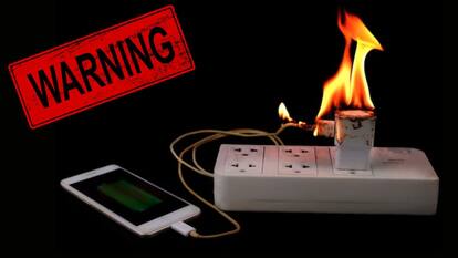 फ्लाइट में पैसेंजर के मोबाइल चार्जर में लगी आग, आपकी इन गलतियों से होती हैं ऐसी घटनाएं