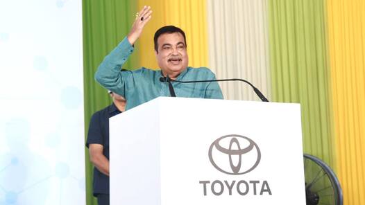 Toyota Innova Flex Fuel: दुनिया की पहली 'इलेक्ट्रिक फ्लेक्स फ्यूल' कार से उठा पर्दा