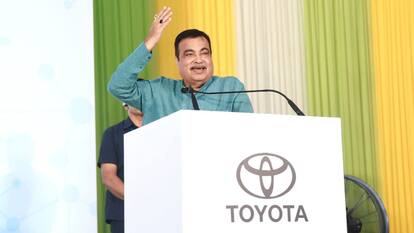 Toyota Innova Flex Fuel: दुनिया की पहली 'इलेक्ट्रिक फ्लेक्स फ्यूल' कार से उठा पर्दा