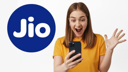 Jio को हुए सात साल, यूजर्स को फ्री में बांट रहा मोबाइल डेटा