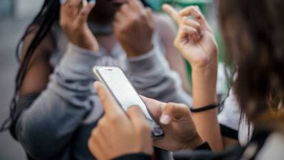 सोशल मीडिया और इंटरनेट बच्चों को बना रहे मानसिक रोगी, जानें पैरेंट्स कैसे कर सकेंगे कंट्रोल