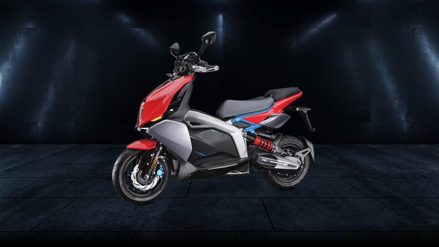 TVS X इलेक्ट्रिक स्कूटर हुआ लॉन्च, बड़ी स्क्रीन के साथ मिलेगा नेविगेशन का सपोर्ट TVS X