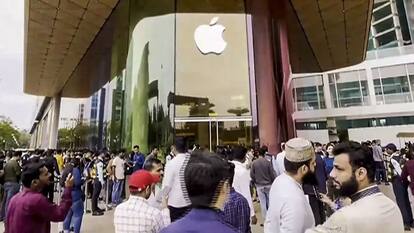 iPhone 15 का जबरदस्त क्रेज, दुबई से दिल्ली तक Apple Store के बाहर घंटों लाइन में लगे लोग