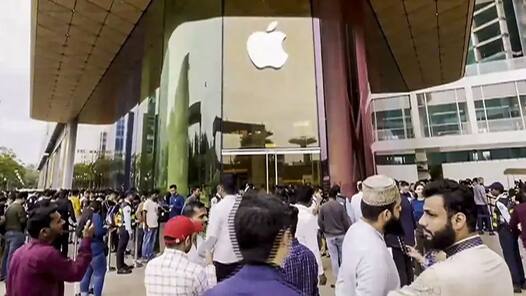iPhone 15 का जबरदस्त क्रेज, दुबई से दिल्ली तक Apple Store के बाहर घंटों लाइन में लगे लोग