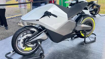 MotoGP Bharat 2023 में दिखी Ola की फ्यूचिरिस्टिक इलेक्ट्रिक बाइक, देखें तस्वीरें