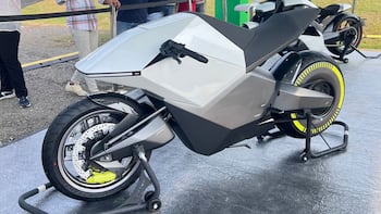 MotoGP Bharat 2023 में दिखी Ola की फ्यूचिरिस्टिक इलेक्ट्रिक बाइक, देखें तस्वीरें