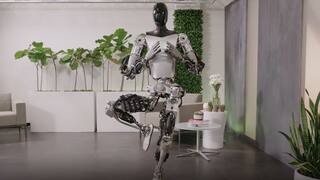 Elon Musk ने पेश किया Tesla Optimus रोबोट, नमस्ते बोलकर कर रहा Yoga