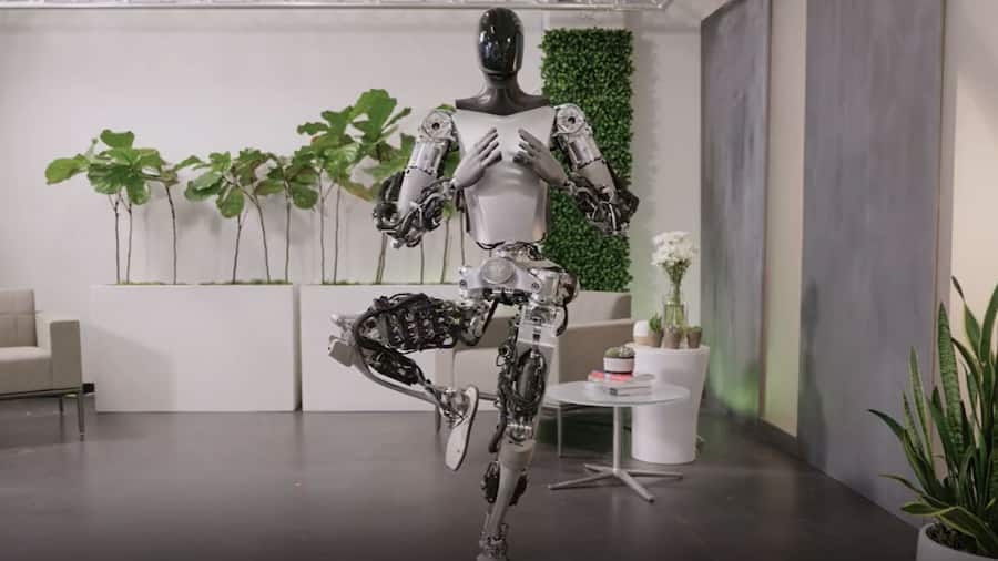 Elon Musk ने पेश किया Tesla Optimus रोबोट, नमस्ते बोलकर कर रहा Yoga Tesla-Optimus-Robot