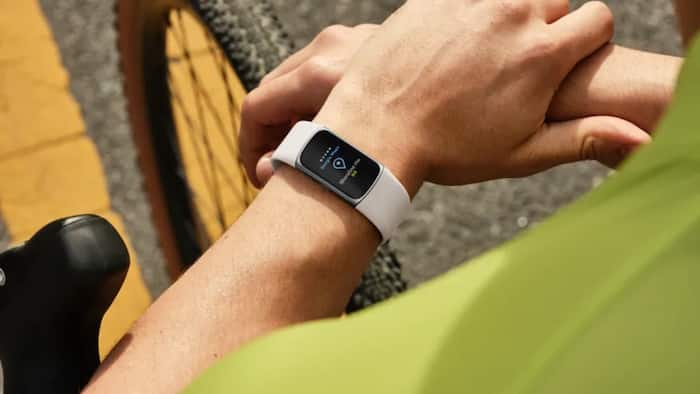 Fitbit Charge 6 comes with built-in Google Maps.