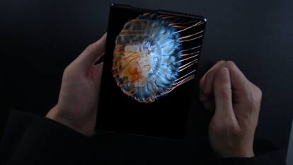 Tecno ने रोल होने वाले स्मार्टफोन से उठाया पर्दा, वीडियो देखकर कहेंगे Wow