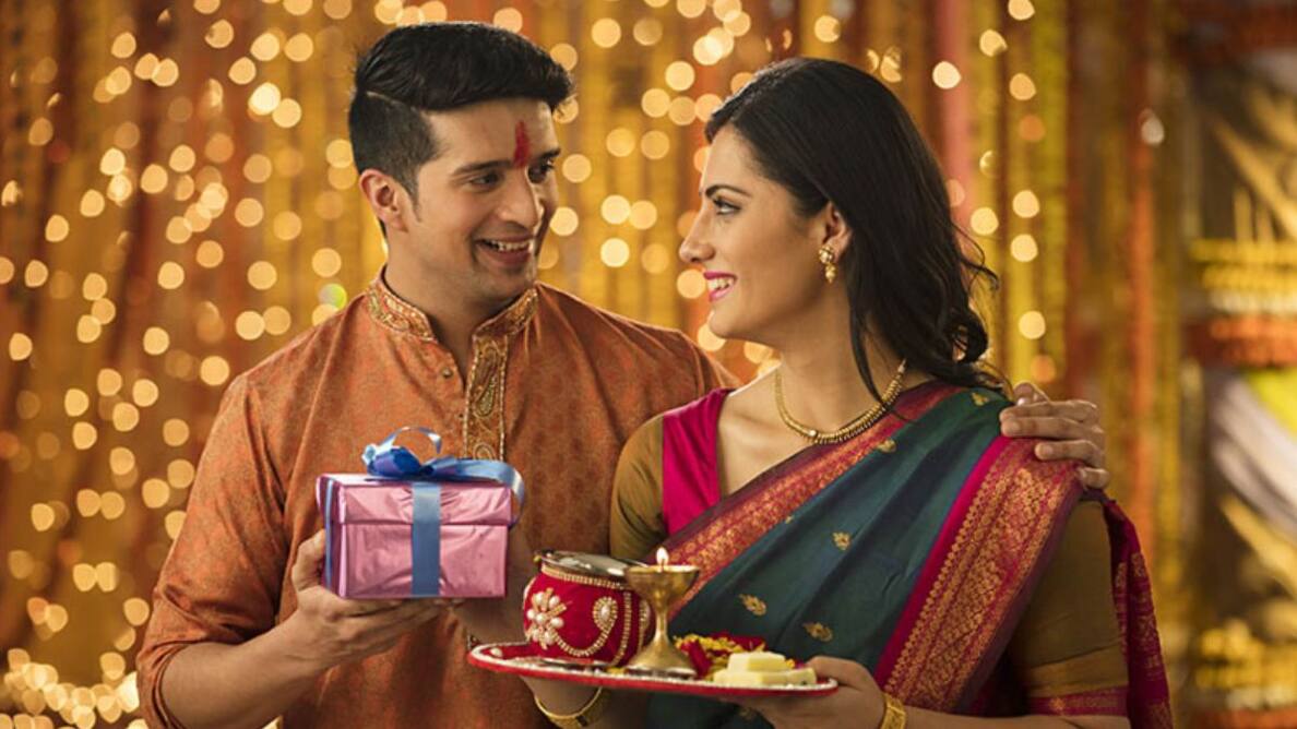 Karwa Chauth 2023: 1000 рд░реБрдкрдпреЗ рд╕реЗ рдХрдо рдХреЗ рдзрд╛рдВрд╕реВ рдЧрд┐рдлреНрдЯреНрд╕, рдкрд╛рд░реНрдЯрдирд░ рдХреЛ рджреЗрдХрд░ рдХрд░реЗрдВ рдЦреБрд╢