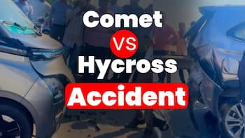 MG Comet और Toyota Hycross के बीच हुआ हादसा, देखें किसका ज्यादा नुकसान