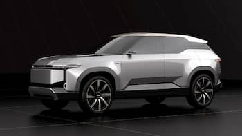Toyota Land Cruiser Se EV की दिखी पहली झलक, दमदार मोटर के साथ होगी लॉन्च