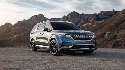 Kia Carnival Facelift के एक्सटीरियर की दिखी पहली झलक, दमदार फीचर्स के साथ लेगी एंट्री