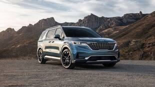 Kia Carnival Facelift के एक्सटीरियर की दिखी पहली झलक, दमदार फीचर्स के साथ लेगी एंट्री