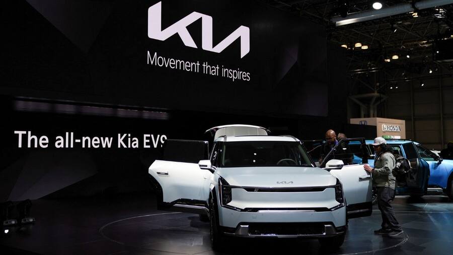 Kia Carnival facelift spotted, will launch in India soon Kia Motors will soon launch the Carnival facelift in India.