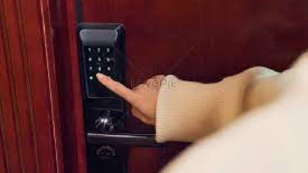 smart door feat