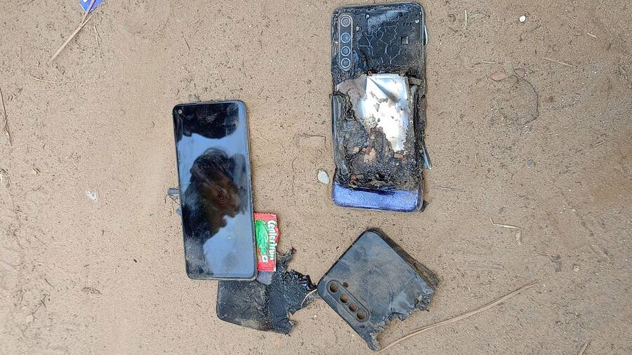 Realme 6 Burning: खेल रहा था क्रिकेट... जेब में धू-धू कर जलने लगा रियलमी का फोन Realme-6-burnt