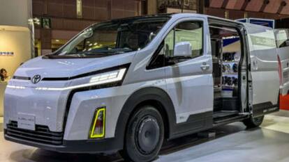 Toyota Hiace EV Concept: टोयोटा ने दिखाई इलेक्ट्रिक वैन की पहली झलक, बड़े टच कंसोल के साथ मिलेगा ज्यादा स्पेस
