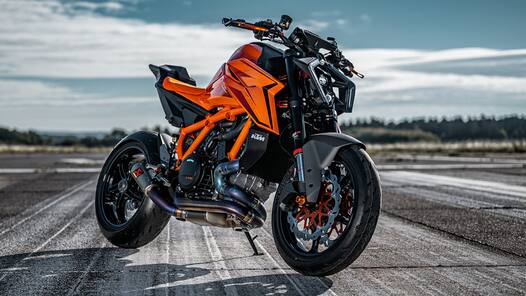 KTM 1390 Super Duke R बाइक हुई रिवील, सुपरनेकेड डिजाइन के साथ मिलेगा दमदार इंजन