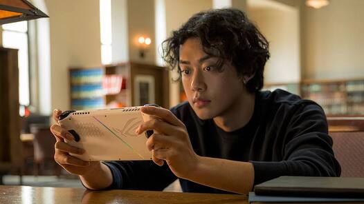 Microsoft May Be Delaying Its Next Xbox to Make Windows Handhelds 