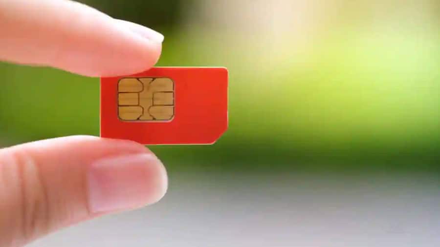 New Sim Card Rule: आज से बदल गया सिम पोर्ट कराने का नियम, जानें इससे जुड़ी हर डिटेल SIM-Card-New-Rule