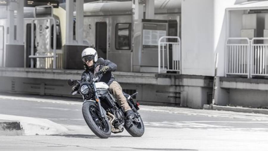 Kawasaki भारत लेकर आ रहा नई क्रूजर बाइक, मिलेगी Royal Enfield को टक्कर! kawasaki