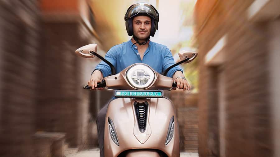 2024 Bajaj Chetak प्रीमियम इलेक्ट्रिक स्कूटर भारत में लॉन्च, मिलेंगे एडवांस फीचर्स 2024 Bajaj Chetak Premium