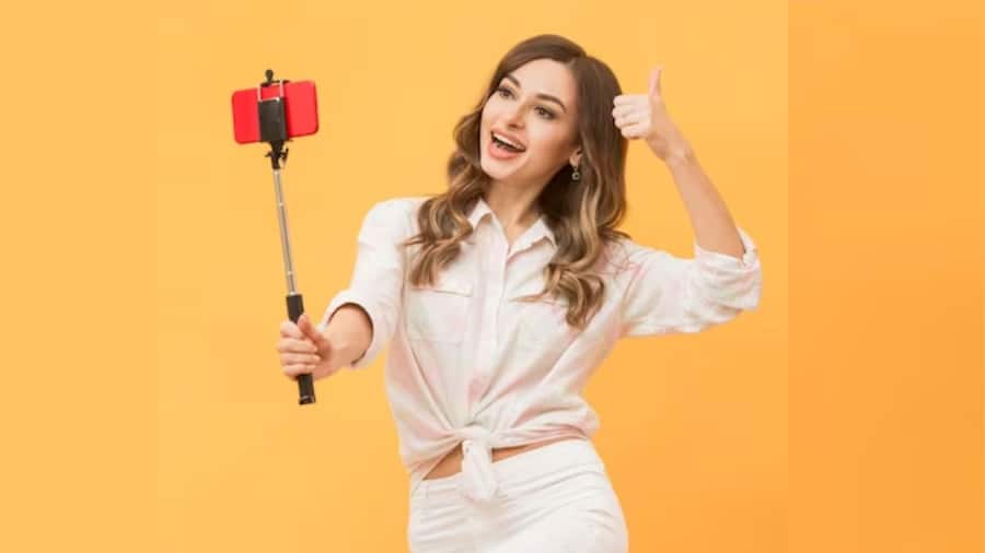 Best Tripod Under 500: बिना किसी की मदद से बना सकेंगे Reels और YouTube Video, सस्ते में खरीदें Tripod Vlogging