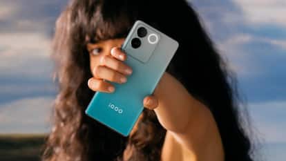 Amazon Great Republic Day Sale 2024: कर्व्ड स्क्रीन वाले फोन्स पर 23 हजार तक का डिस्काउंट, जल्दी उठाएं ऑफर का फायदा