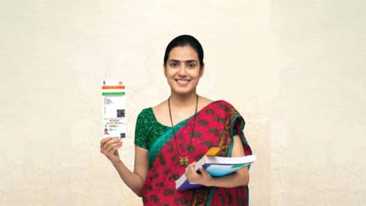 What happens to Aadhaar card after the demise of holder?