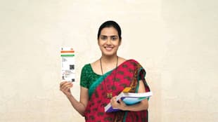 What happens to Aadhaar card after the demise of holder?