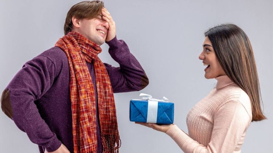 Valentine Gifts: बॉयफ्रेंड को वैलेंटाइन गिफ्ट में दें ये 5 सस्ते गैजेट्स, दाम 1000 से कम gift