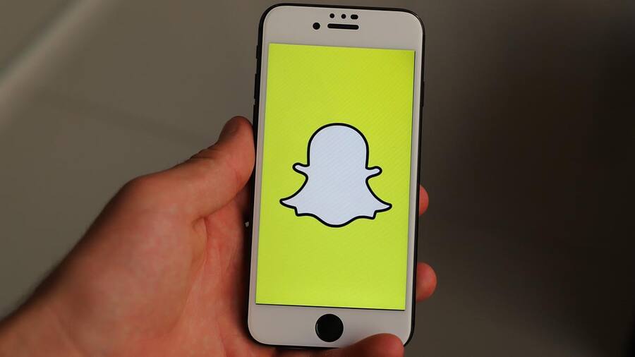 Holi 2024: Snapchat यूजर्स के लिए लाया AR Pichkari लेंस, ऐसे करें इस्तेमाल Snapchat 22