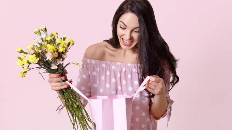 Women's day 2024 Gifts Idea: महिलाओं को खुश कर देंगे ये 4 हाई-टेक Gifts, देकर कहें 'Thankyou' Women's day 2024 Gifts Idea